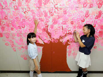 「ありがとう」「寂しい」　横浜の小学校、取り壊し迫った旧校舎に児童が思い出描く