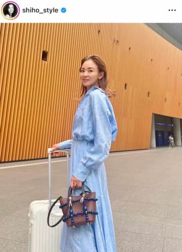 モデルSHIHO49歳、ガチ異次元の脚の長さ...白シャツからすらり　美しいハワイの空と海をバックに