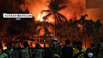 インドネシアでデモ隊“暴徒化”警察と大規模衝突に発展し3人死亡…抗議デモ中警察車両にひかれた男性が死亡したことうけ