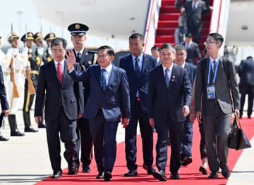 ミャンマー暫定大統領、天津到着