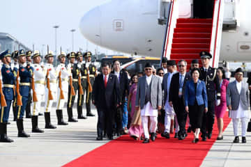 ネパール首相、天津到着