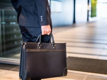 年金を月12万円もらえる人は、現役時代にどのぐらいの収入がある人ですか？【2025年度】