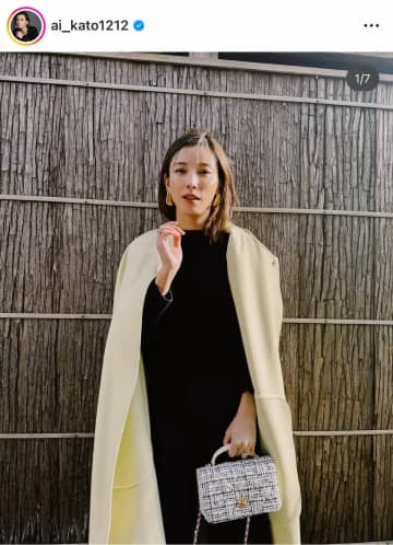 加藤あい42歳、デコルテ全開サマードレス×爆イケなサングラス姿で色気ダダ漏れ　美しい海をバックに