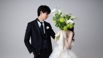 はじめしゃちょー、一般女性と結婚を発表　ドレス姿の妻に惚れ惚れ「めっちゃ可愛い」