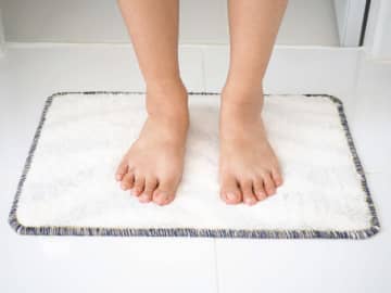 バスマットはいつ洗うべき？洗濯頻度と生活に合わせた効果的なタイミング