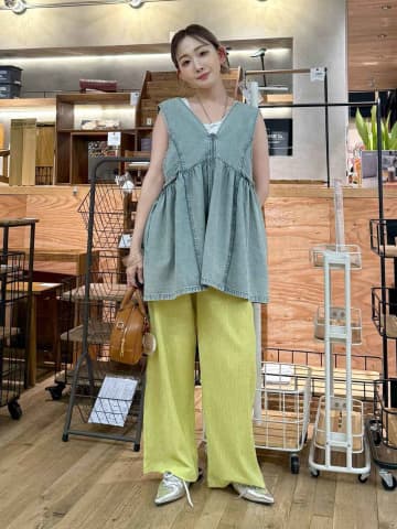 大人は「カラーパンツ」こう穿く！【niko and ...】おしゃれ店員さんに学ぶ「お手本コーデ」