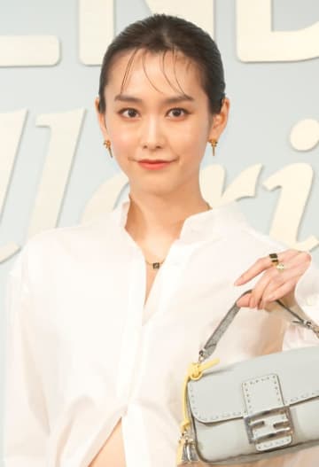 「少しずつ秋色に」桐谷美玲の秋コーデに絶賛の声→「オシャレですね」「マイメロも可愛い！！」