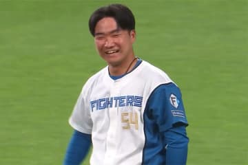 エスコンで2日連続の“珍事”「昨日のシンクロみたい」　好守のはずが…まさかの爆笑