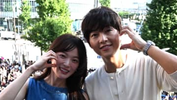 『太陽の末裔』主演ソン・ジュンギが真夏の新宿に降臨！ドラマイベントで2000人のファンが熱狂　笑顔であいさつ