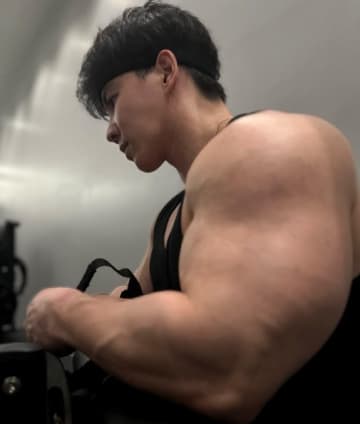 横川尚隆の筋肉に「もう腕という概念からはずれた大きさですねww」とファンも困惑？衝撃の肉体を公開