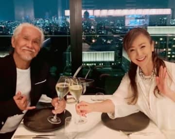 東ちづる夫妻、結婚記念日に毎年交わす『ある言葉』とは。深い愛情に「素敵なご夫婦に乾杯」と反響