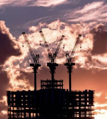 「自然と人工物がここまで融合するとは」夕暮れのタワークレーン、その荘厳な美しさに「幻想的だ」と絶賛の声