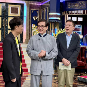 【速報】ジャッキー・チェンはパンダの里親だった！？　ぬいぐるみと記念撮影されたくりぃむ上田「クリントン、ペレ、上田だぞ！」と大興奮
