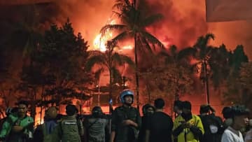 インドネシアで反政府デモ激化　大統領、訪中とりやめ