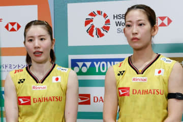 ペア解消の“シダマツ”が見納め　試合直後に交わした涙の抱擁→綺麗なお辞儀に拍手万雷【世界バドミントン】
