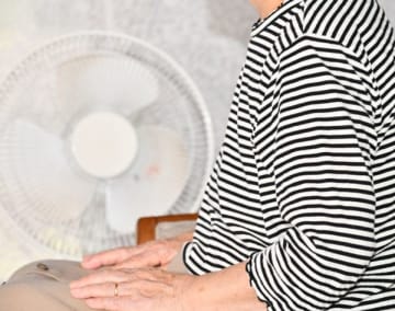 扇風機だけで真夏を過ごすことは危険？ 水分補給がカギ