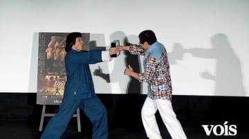 【動画】ジャッキー・チェン、記念尽くしの舞台挨拶で“拳”手形　力強い突きにびっくり「すごいパワー」