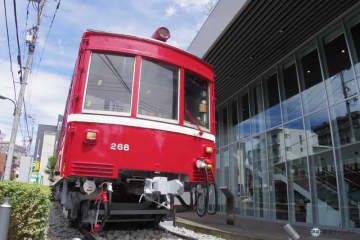 Nゲージ・KATO本社のシンボル「京急230形デハ268号車」いつからここに？なぜ京急車両？