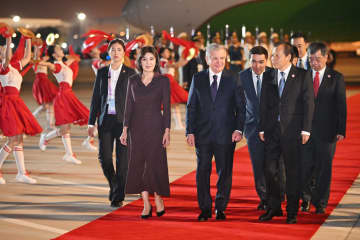 ウズベキスタン大統領、天津到着