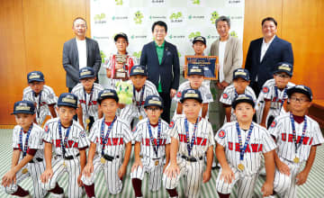 集中切らさず戦えた…さいたまの少年野球チーム、市長を表敬　トロフィーやメダルを手に、全国Vを報告　主将「優勝に満足せず、これからも励みたい」