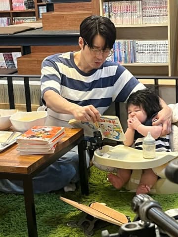 “ドラえもん英才教育もバッチリ”シム・ヒョンタク、キャラクターを産んだ？18歳差日本人妻との息子が人形みたいにキュート「カップルルックデート」