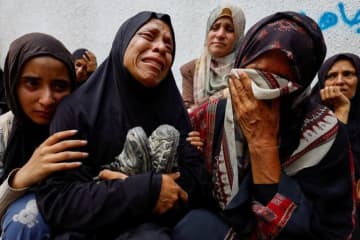 イスラエル、ガザ市攻撃を前に支援物資の空中投下を停止　人質家族が首相を批判
