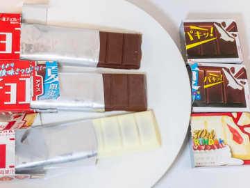 【板チョコアイス食べ比べ】どのパキッが一番おいしい？ 板チョコアイス／夏限定／バースデーショートケーキ味／カラメルプリン味