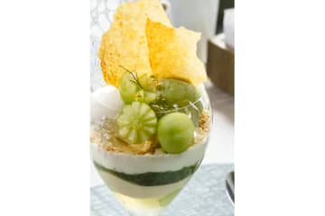 【アルマーニ / カフェ 表参道】まるでアート！シャインマスカットが主役の贅沢パフェ登場