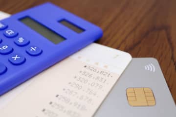 実家に帰省したら、昔の「通帳・クレカ」が出てきた！ 残高「千円未満」ならそのまま“放置”で問題ないですよね？ 未利用で引かれる「管理手数料」とは