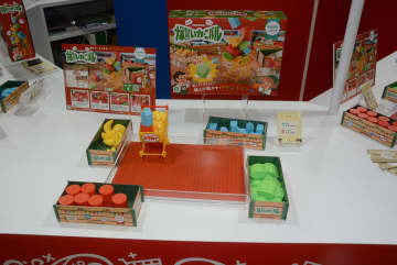 床に商品が落ちたらお買い上げ！　アイアップのパーティゲーム「爆買いカーニバル」【#東京おもちゃショー】