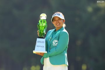 元女王・鈴木愛が逆転で今季初V　地元の阿部未悠ら振り切る「永久シードまで突っ走る」