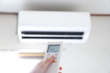 寝るときのエアコンは何度に設定すべき？快眠のための室温と湿度の目安