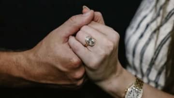 テイラー・スウィフトの婚約指輪も「特大サイズ」、セレブの間で流行する理由は？
