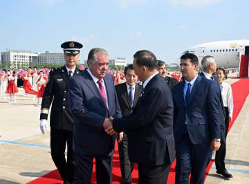 タジキスタン大統領、天津到着