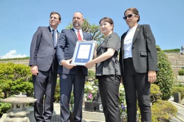 鎌倉　イスラエル国会議長ら、杉原千畝の墓前に献花　「命のビザ」に感謝