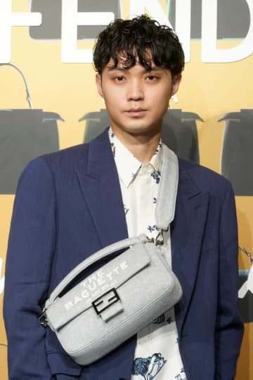 「あまりの衝撃音にスタッフも…」磯村勇斗、全力で棚にぶつかる姿にSNSざわつく「バァン！！ はヤバい」「い、痛そう」