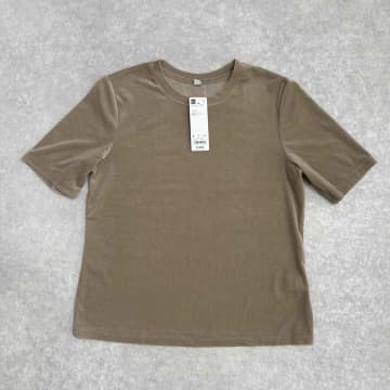 薄手なのに秋っぽさアリ！【GU】の「シアーベロアT」がこの時期重宝する！