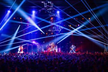 【ライヴレポート】キズ×DEZERT×ΛrlequiΩ、5年越しの3マン＜VISUAL SCARLET＞が実現