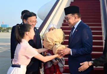 マレーシア首相、天津到着