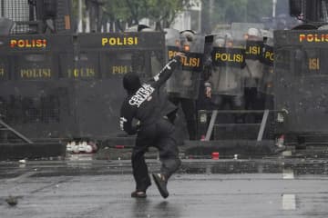 インドネシア財務相宅襲撃　抗議デモ激化、議員標的に