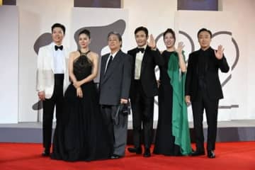 イ・ビョンホン＆ソン・イェジン＆パク・チャヌク監督ら、映画「仕方ない」ベネチア国際映画祭に出席