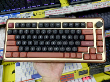 ウォールナット木製フレーム採用の75%メカニカルキーボード「AKKO MU02」
