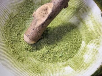 濃厚ピザ！粗挽きソーセージのチーズピザ！ピリッとした野菜の粉末（香辛料）をかけて美味！ドライ野菜！