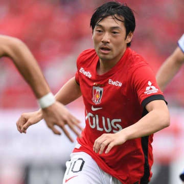 衝撃のトラップ、遊び心、”日本代表元10番”が魅せた天才的輝き。ただ、59分交代が示す課題も…【浦和】