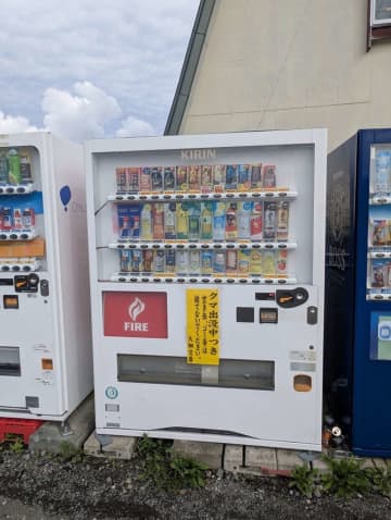 令和版〝ゴミのポイ捨てがダメな理由〟が怖すぎる　青森県むつ市の自販機に「警告」