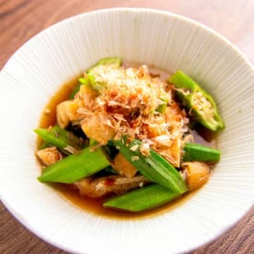 【オクラ8本で完成！】「煮るだけで料亭の味」「油揚げじゅわっと染みる」ご飯が止まらない和風副菜レシピ♪