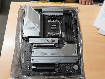 25個もUSBポートを備えたX870マザー、M.2 SSD×8基対応のRAIDカード、ファミコン用やみつきパズルゲーム、ハドソン伝説8 ほか 秋葉原の気になるニュース（8月25日～31日分）