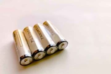 安い乾電池に潜む“落とし穴”…値段と性能は比例する？　高額モデルとの違いを国内大手2社が解説