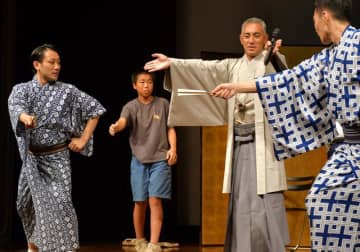 市川團十郎白猿さん、襲名記念クロックを成田市へ寄贈　式典で中学生に歌舞伎指導