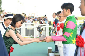 「美しい…」　夏の新潟競馬に降臨した大河女優が話題、ドレス姿に視線集中「顔小さくて綺麗」